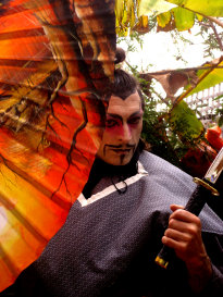 stilt-terrific_stiltwalkers_statues_roving042001.jpg