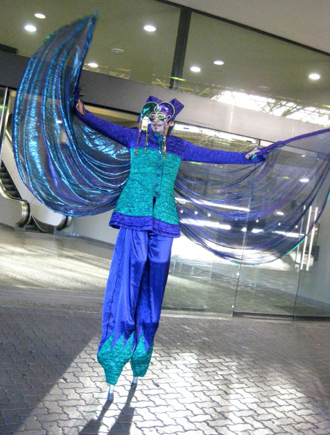 stilt-terrific_stiltwalkers_statues_roving073003.jpg