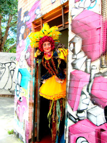 stilt-terrific_stiltwalkers_statues_roving092005.jpg
