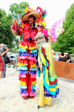 stilt-terrific_stiltwalkers_statues_roving095009.jpg