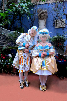 stilt-terrific_stiltwalkers_statues_roving104009.jpg